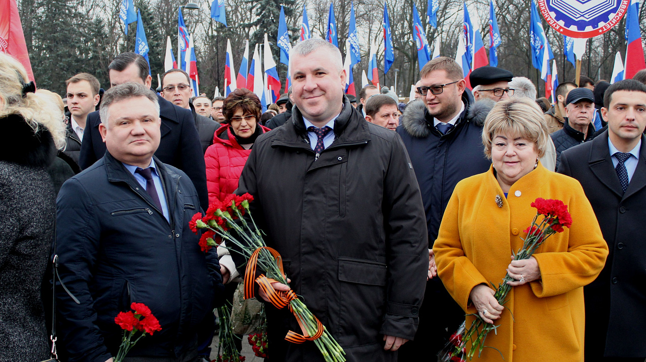 Жители Западного округа приняли участие в церемонии возложения цветов к мемориалу «Жертвам фашизма» в Чистяковской роще
