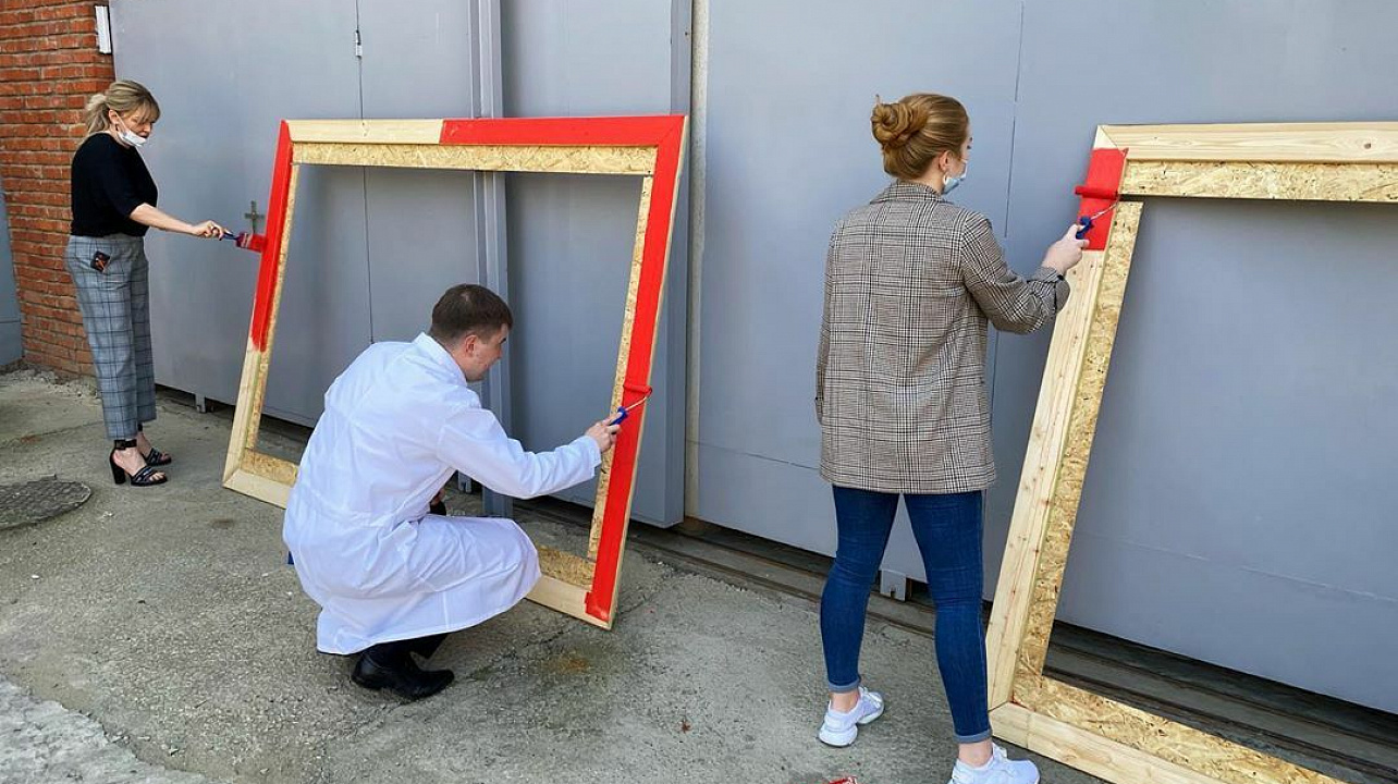 Подготовка к новой выставке детского рисунка Душа России.jpg