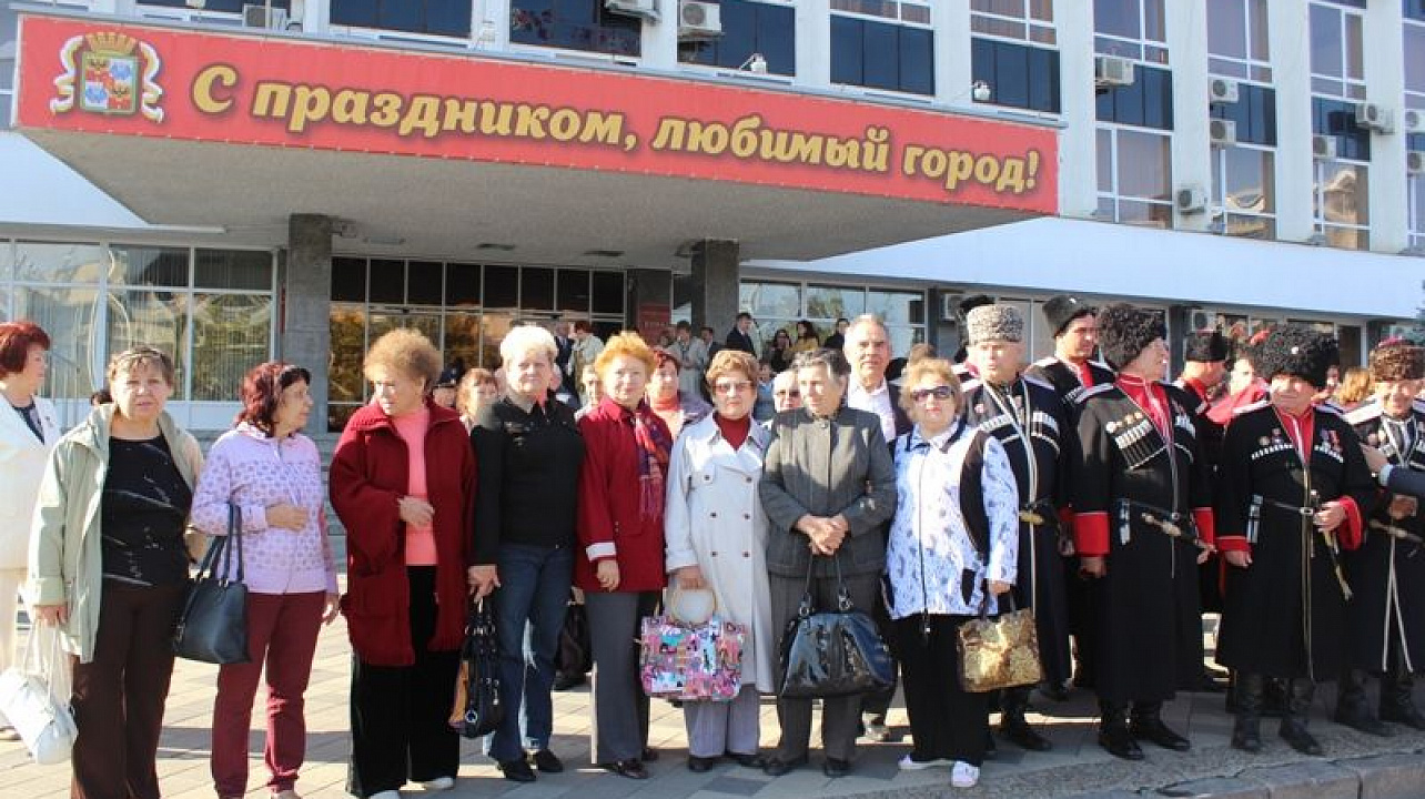 Жители Центрального округа приняли участие в торжественной церемонии поднятия флага