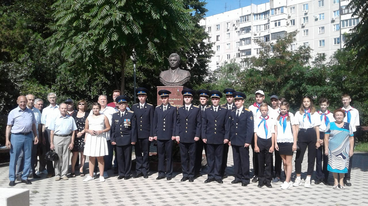 Учащиеся школы № 101 посетили памятник Герою Российской Федерации Вячеславу Михайловичу Евскину