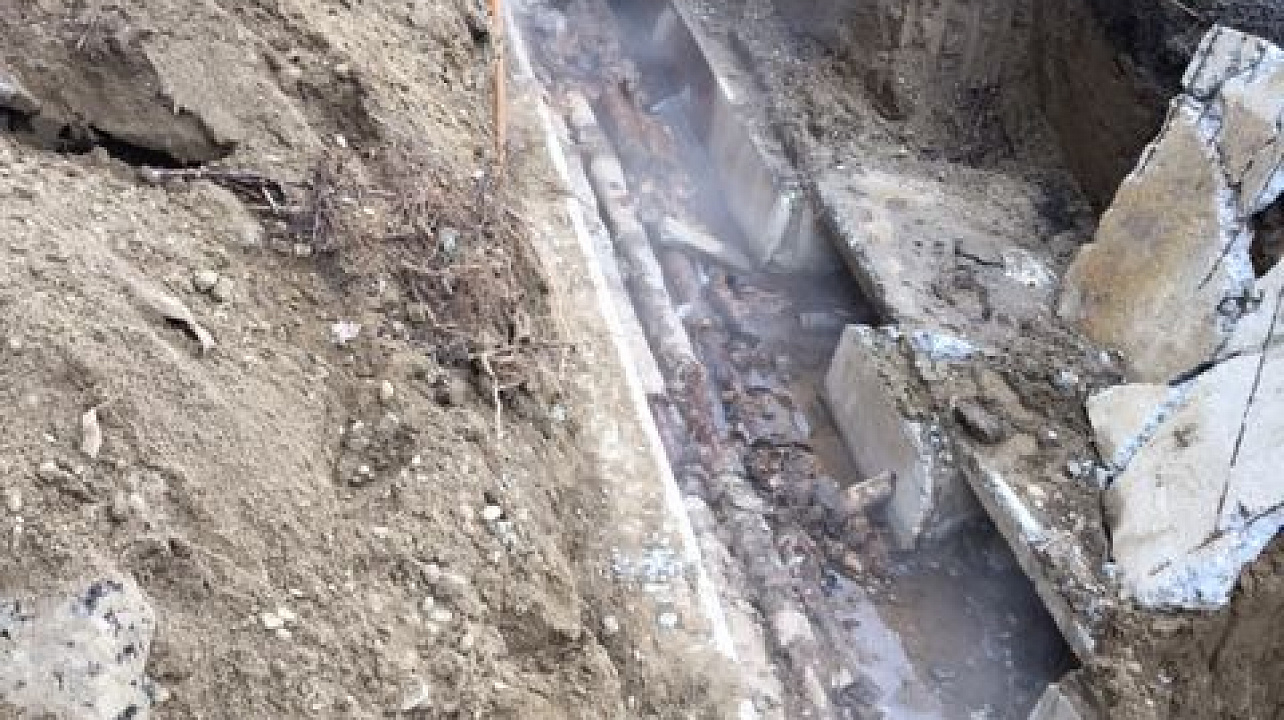 В Западном округе ведутся аварийные работы по ремонту трубопровода