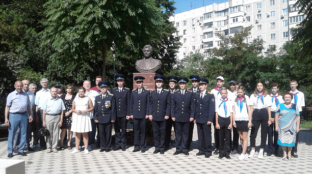 Учащиеся школы № 101 посетили памятник Герою Российской Федерации Вячеславу Михайловичу Евскину