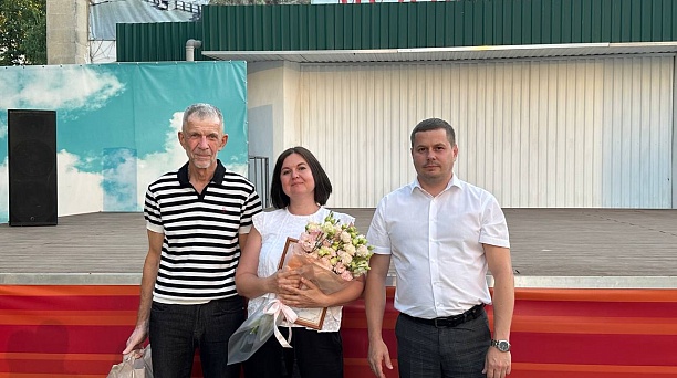 В Летнем театре Дворца искусств ТО «Премьера» в торжественной обстановке наградили работников торговли