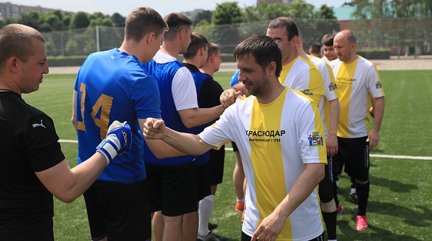 Команды военных училищ и администрации Краснодара сыграли товарищеские матчи по футболу 