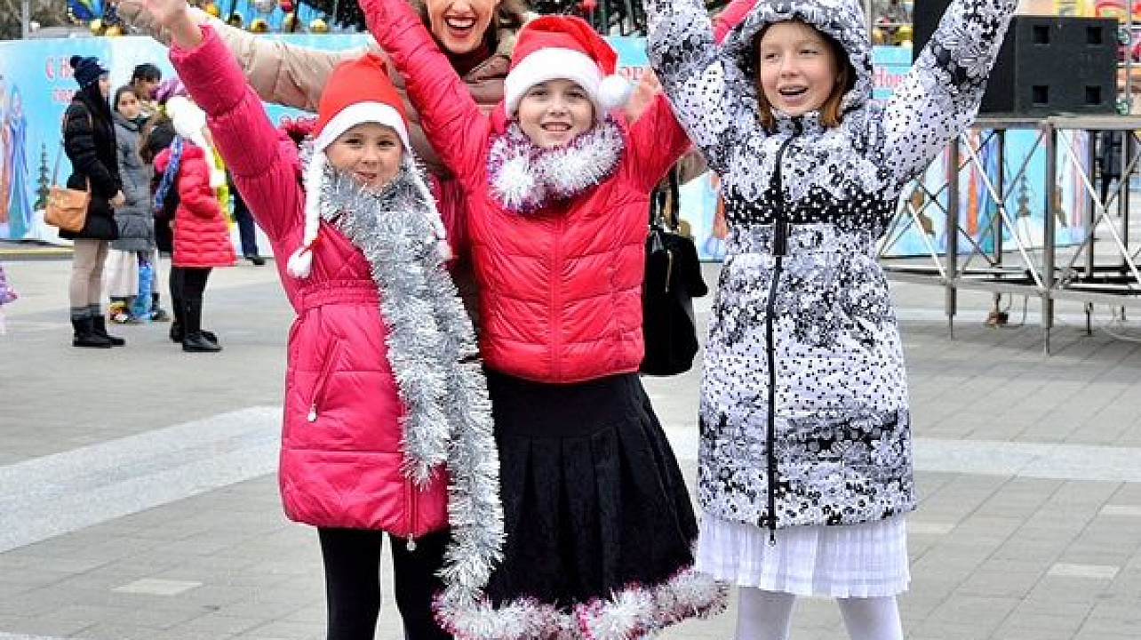 100 юных прикубанцев из Центра детского творчества сделали новогодний подарок горожанам