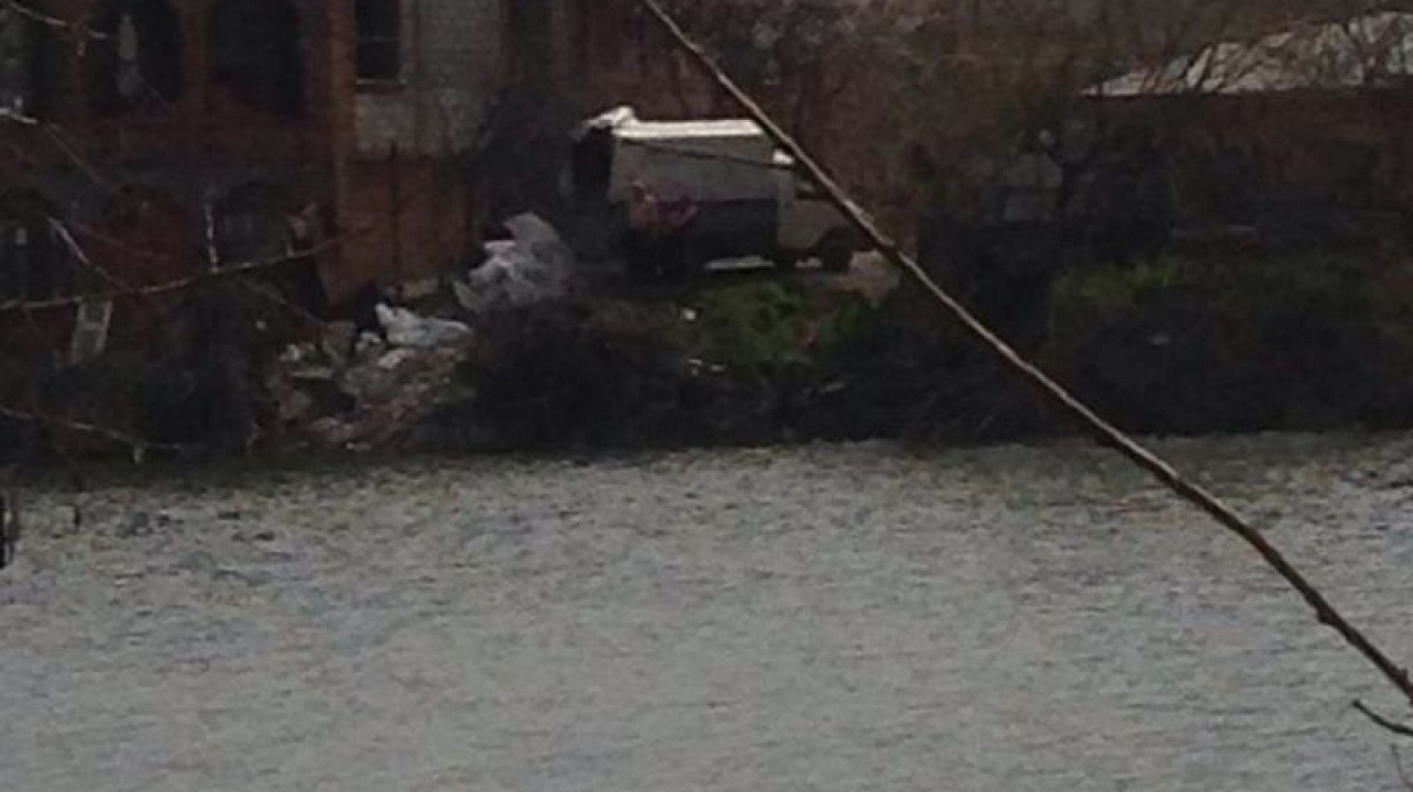 В Краснодаре за свалку строительного мусора на берегу одного из Карасунских водоемов владелец «ГАЗели» заплатит штраф