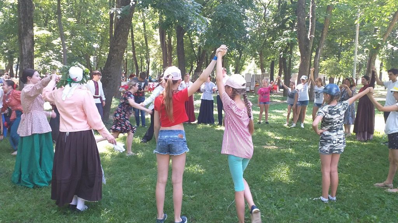 В  парке им. 30-летия Победы прошли мероприятия в рамках фестиваля «Троицкий хоровод» им. Елены Горбуновой