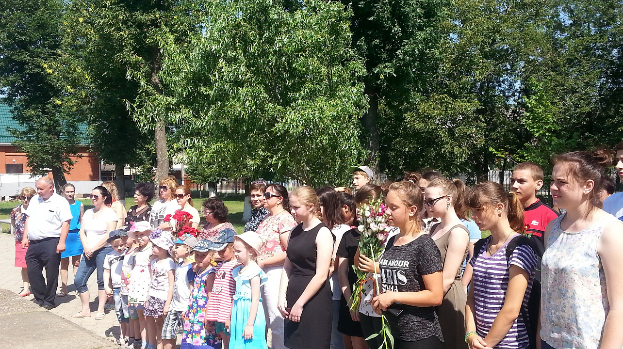 В сквере памяти героев станицы Елизаветинской состоялся митинг в честь Дня памяти и скорби
