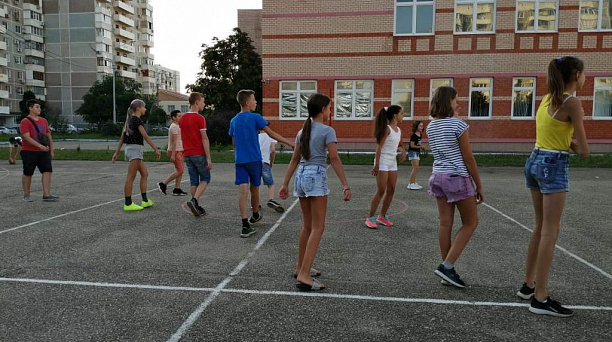 Вечерние спортивные площадки Западного округа  посетили более 4 тысяч детей