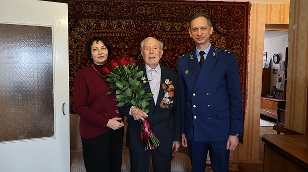 В преддверии Дня защитника Отечества участнику Великой Отечественной войны Рогачеву Александру Ивановичу вручили медаль «80 лет Победы в Великой Отечественной войне»