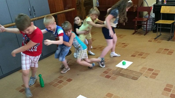 Летние детские площадки Центрального округа посетили сотни школьников