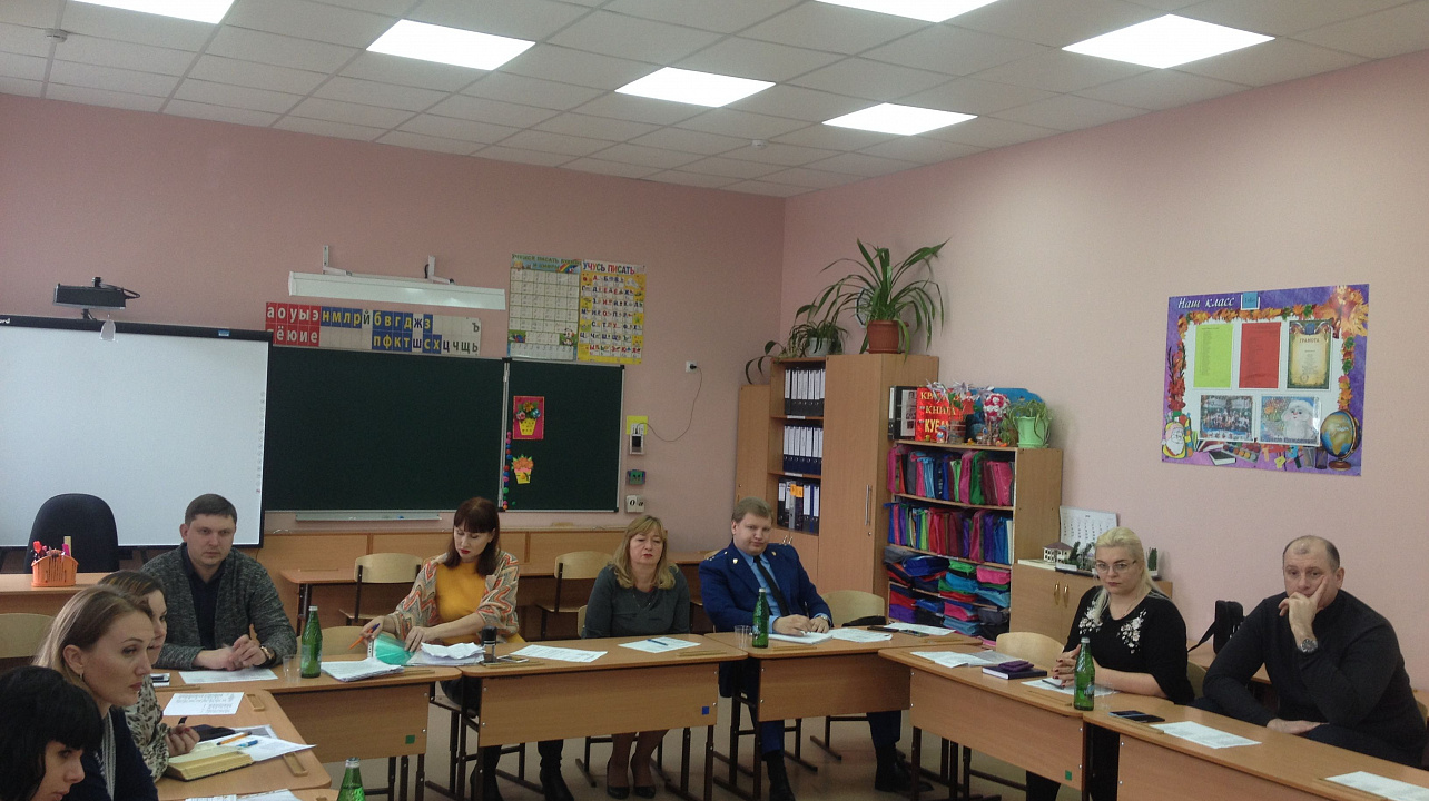 В поселке Лазурном примут воспитательные меры к шести родителям местных подростков