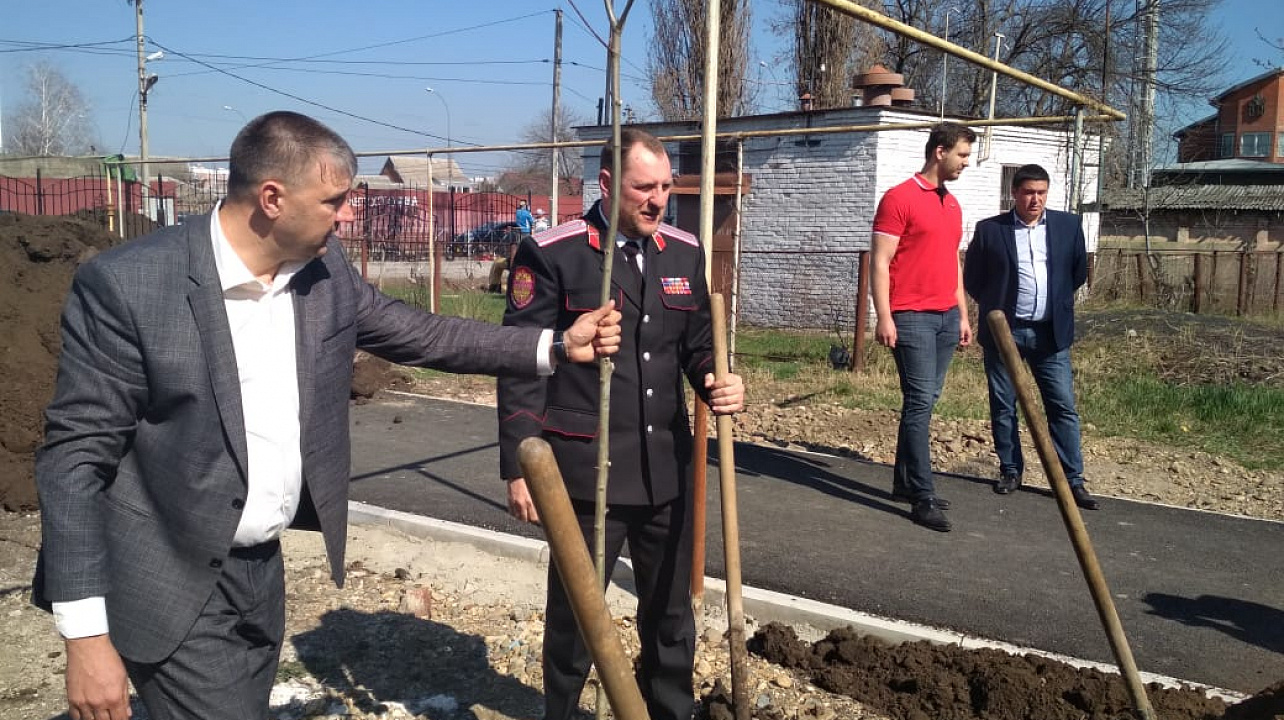 В Пашковском жилом массиве высадили дубовую аллею в честь 75-летия Победы и памяти погибших казаков