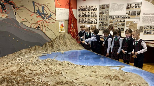 В школе № 43 прошел Урок Мужества «Памяти героического десанта»