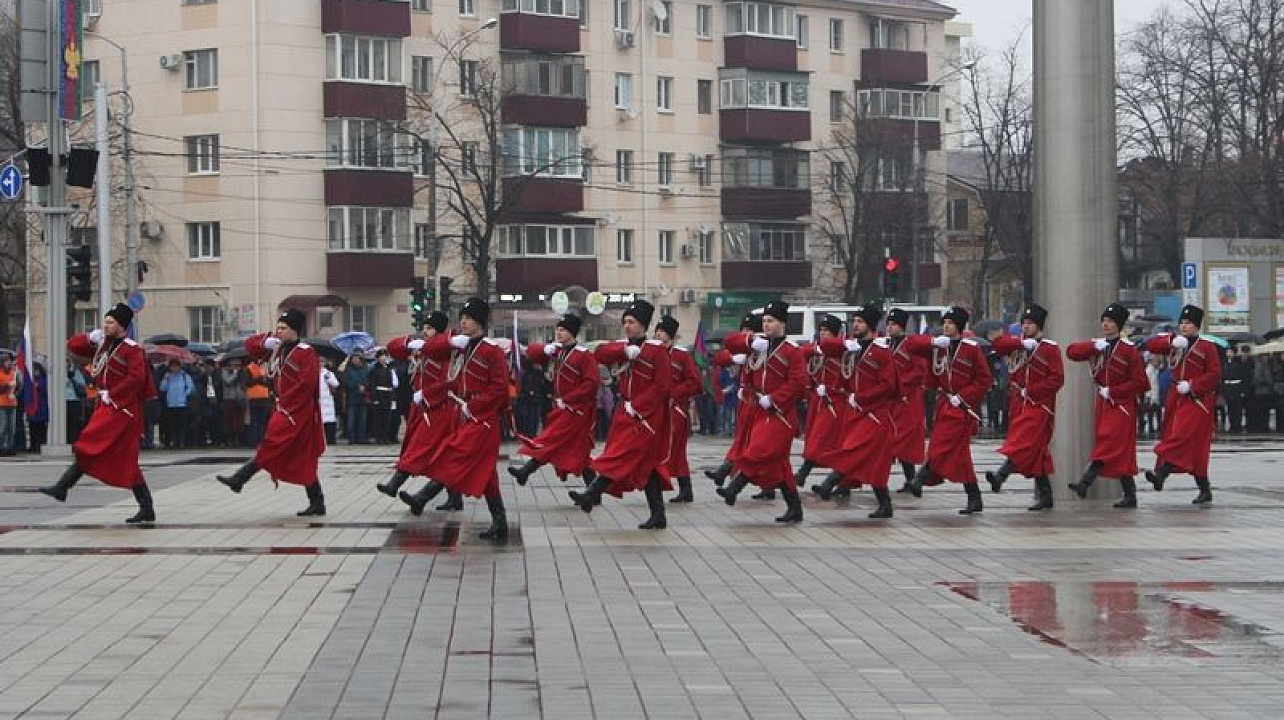 Жители Центрального округа приняли участие в торжественной церемонии, посвященной празднованию 100-летия флага Кубани