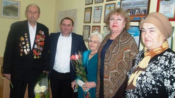 Депутат городской Думы Краснодара Зорик Садоян поздравил жителей Гагаринского микрорайона с юбилейными датами