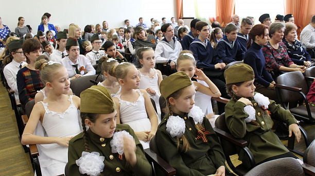 Глава Западного округа посетил окружной этап городского фестиваля инсценированной военно-патриотической песни «Песня в солдатской шинели»