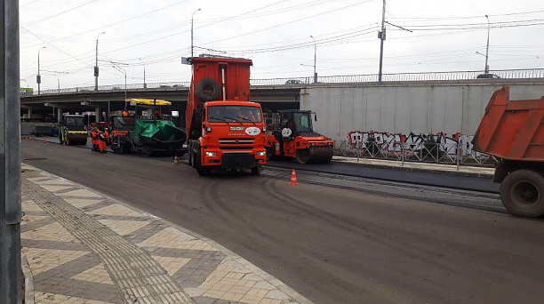 По ул. Новороссийской в Краснодаре началась укладка верхнего финального слоя асфальта