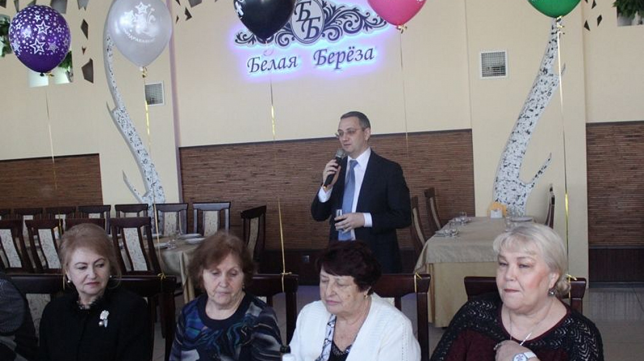 Первый заместитель главы администрации Центрального округа Сергей Громыко поздравил активистов с наступающим Международным женским днем