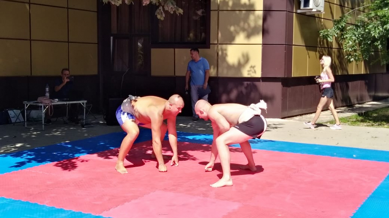 В Карасунском внутригородском округе в сквере «Молодежный» состоялся спортивно-массовый праздник, посвященный «Дню физкультурника»