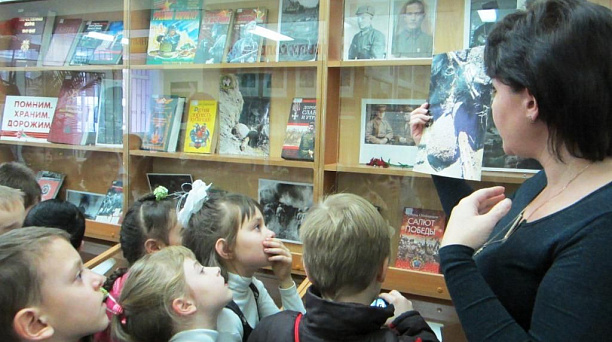 Первоклашки прикубанской школы № 68 впервые ознакомились с экспонатами Уголка боевой Славы