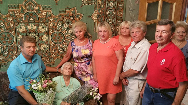 В Западном округе поздравили одних их самых старейших жительниц