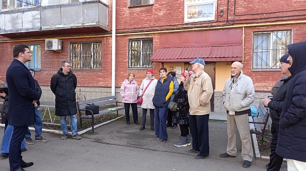 По улице Школьной прошла встреча с жителями нескольких домов по вопросу принадлежности гаражей на придомовой территории