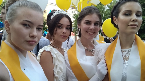 Лучшие выпускники Западного округа посетили XIII Губернаторский бал