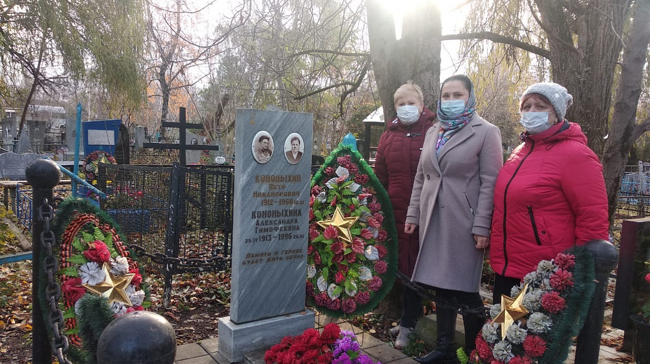 Сегодня глава администрации Прикубанского округа Александр Журавлев возложил цветы у могилы Неизвестного летчику по улице Совхозной