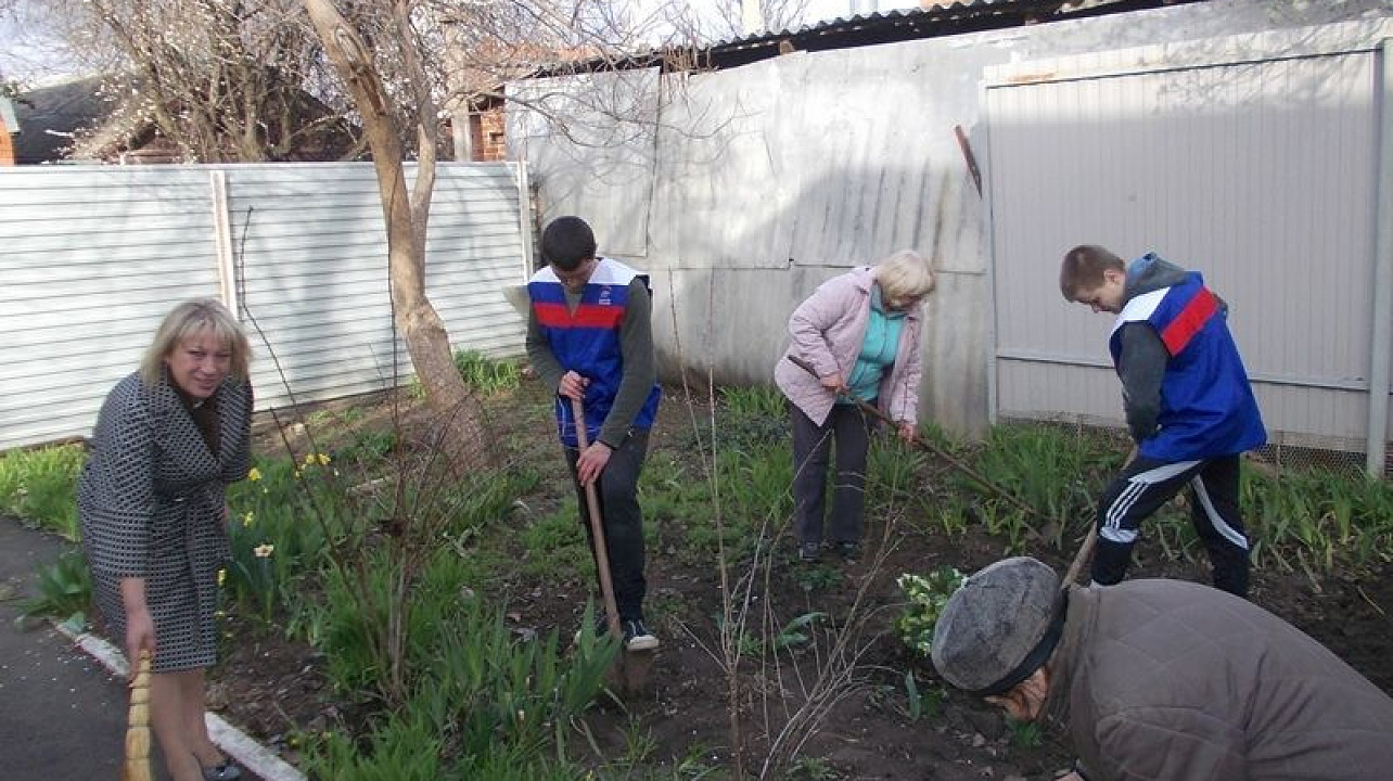 Депутат городской Думы Татьяна Летучая приняла участие в субботнике в территориальном центре № 5