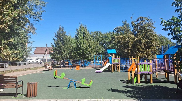 В Прикубанском округе Краснодара заасфальтировали придомовую территорию, оборудовали освещение и установили детскую площадку