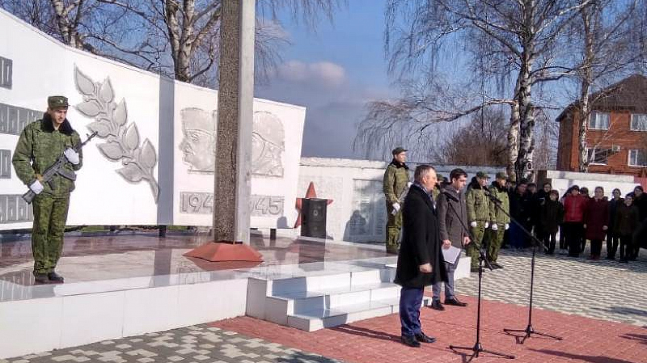 Делегация администрации Центрального округа приняла участие в митинге, посвященном освобождению Тахтамукайского района от фашистских захватчиков