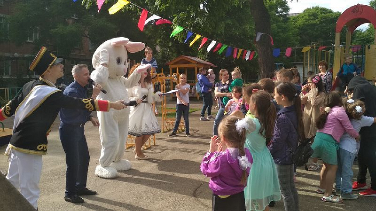 Праздники, приуроченные ко Дню защиты детей, проходят во дворах Центрального округа