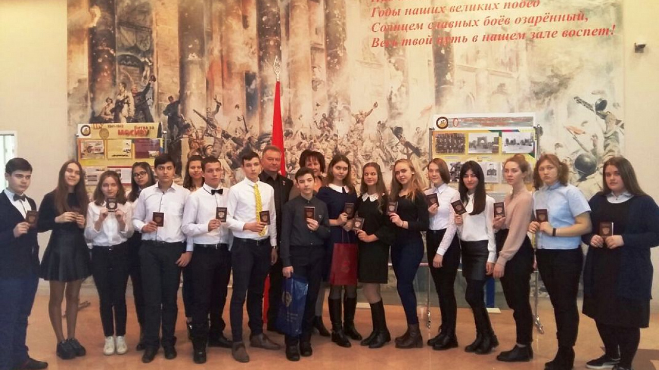 14-летним гражданам Западного округа торжественно вручили паспорта
