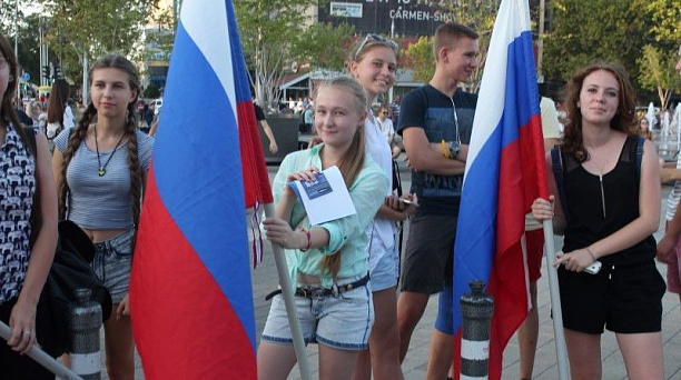 В Краснодаре на Театральной площади прошел молодежный праздник, посвященный Дню Государственного Флага России
