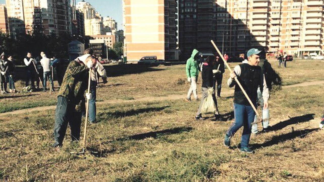 На территории Западного округа прошел субботник