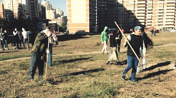 На территории Западного округа прошел субботник