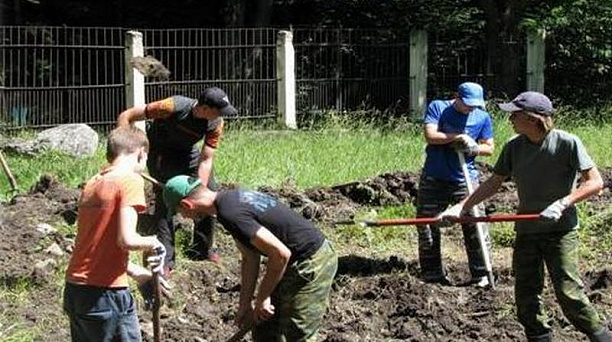 Волонтеры школы № 47 Центрального округа приняли участие в благоустройстве Тебердинского заповедника