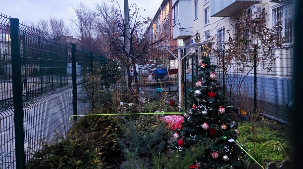 Не для победы, а для новогоднего настроения. Конкурс на лучшее украшение двора в Центральном округе набирает обороты