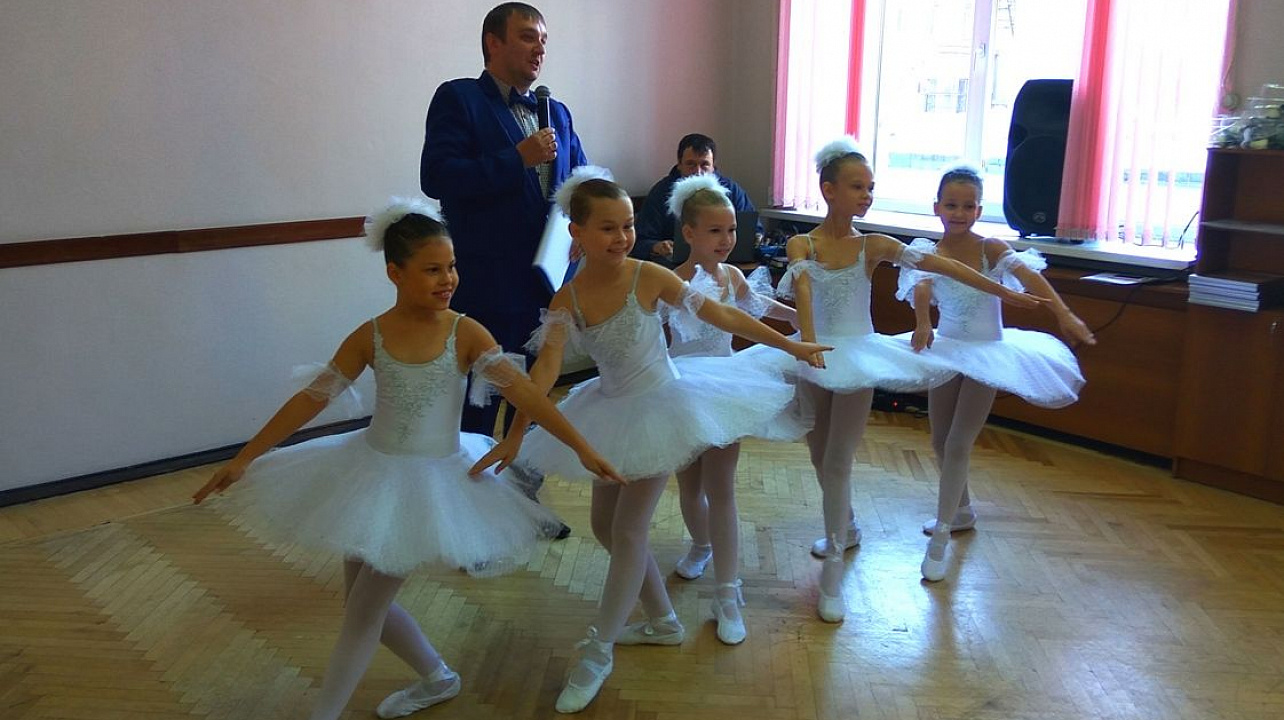 Педагогов Западного округа поздравили с Днем учителя