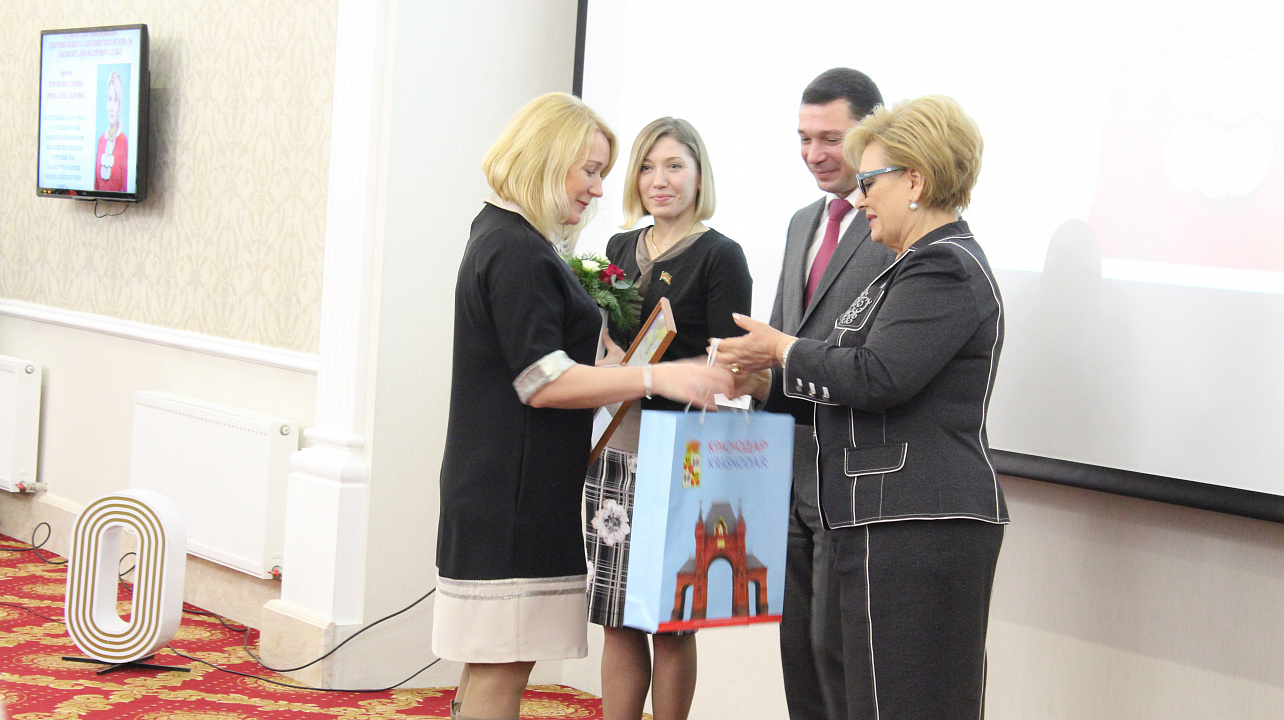 Спортивные итоги года подвели в Краснодаре. Атлетов и тренеров поблагодарил за достижения и поздравил с наступающим 2018 годом мэр Евгений Первышов. Часть 2.