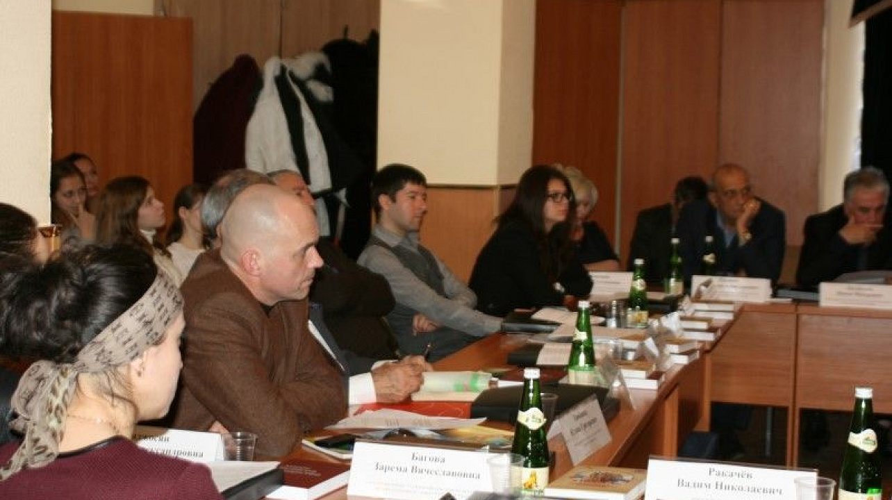 Учёные и практики обсудили проблемы межнациональных отношений в рамках (11).JPG