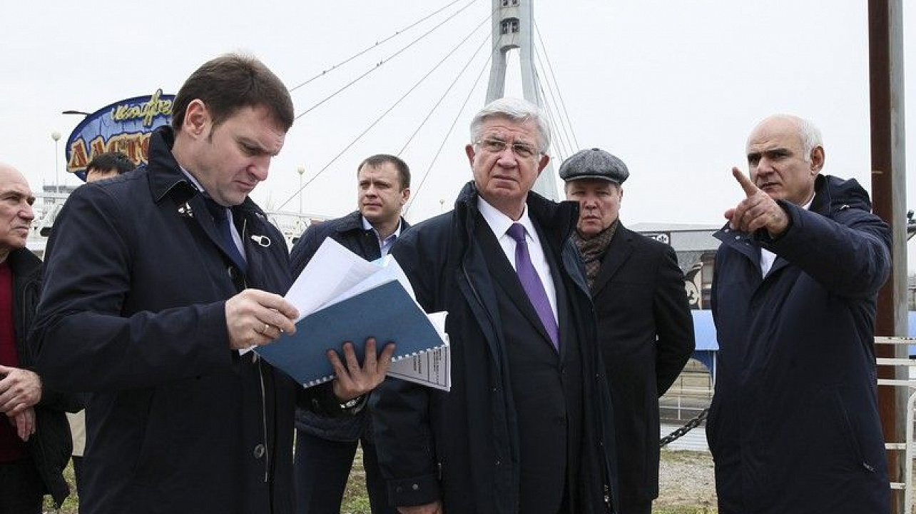 Владимир Евланов поручил освободить Молодежную площадь от припаркованного транспорта