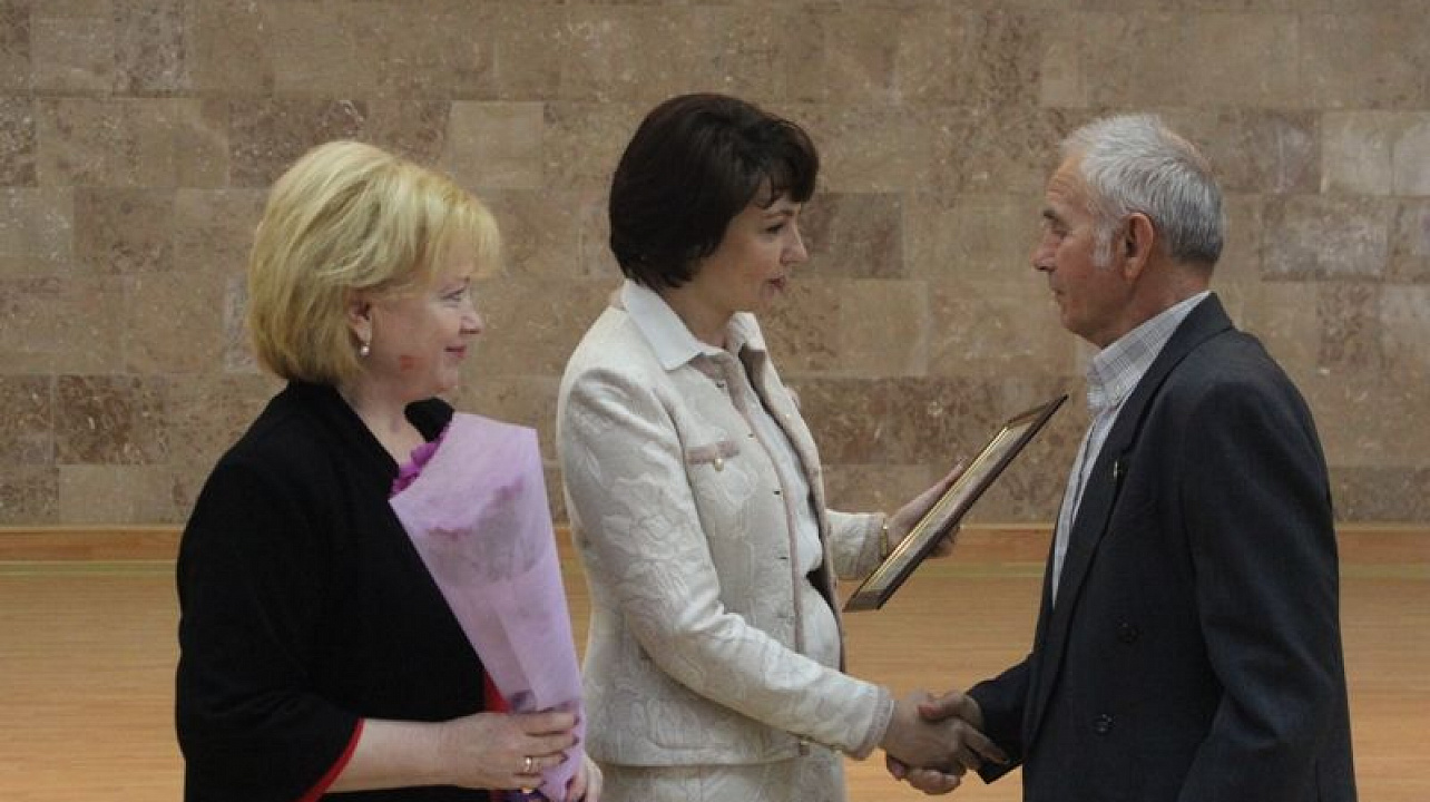 В администрации Центрального округа поздравили учителей с профессиональным праздником