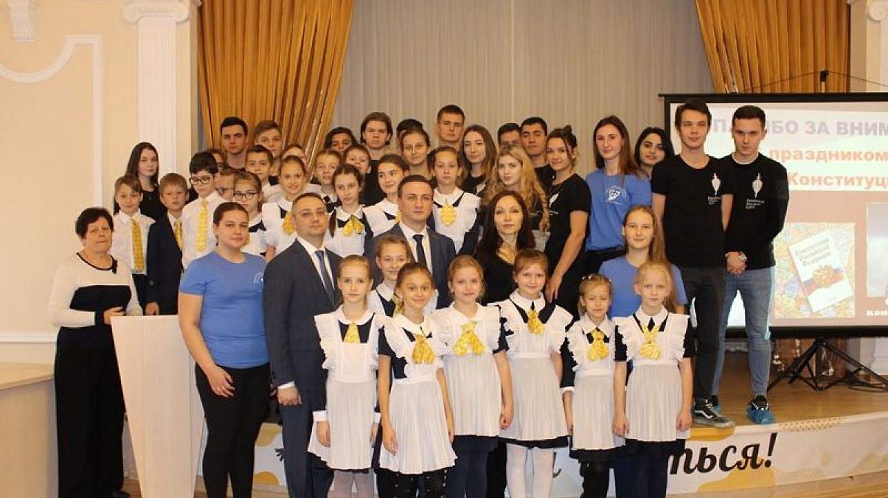 В Центральном округе прошла социально-просветительская акция «Знаю Конституцию России»