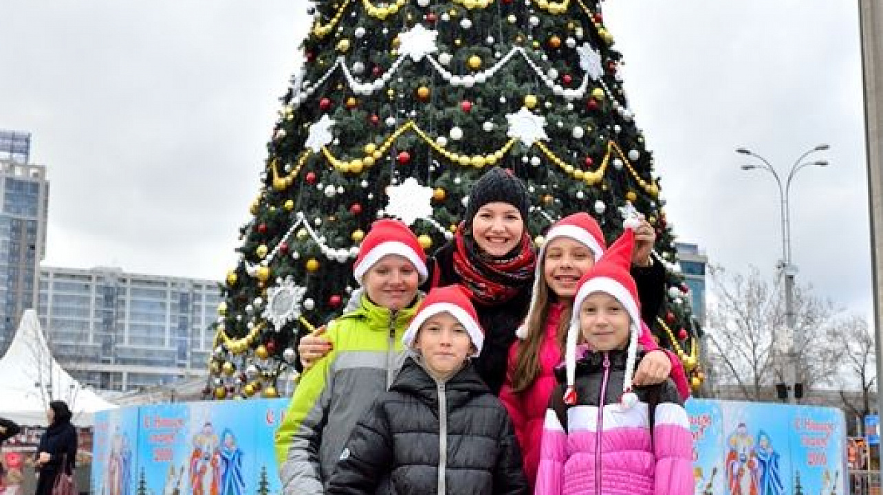 100 юных прикубанцев из Центра детского творчества сделали новогодний подарок горожанам