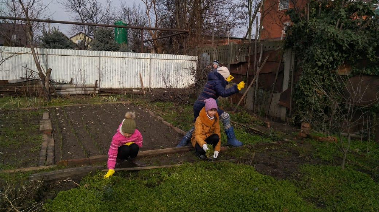 Казаки Пашковского станичного казачьего общества совместно с казачатами-тимуровцами оказали помощь дитя войны