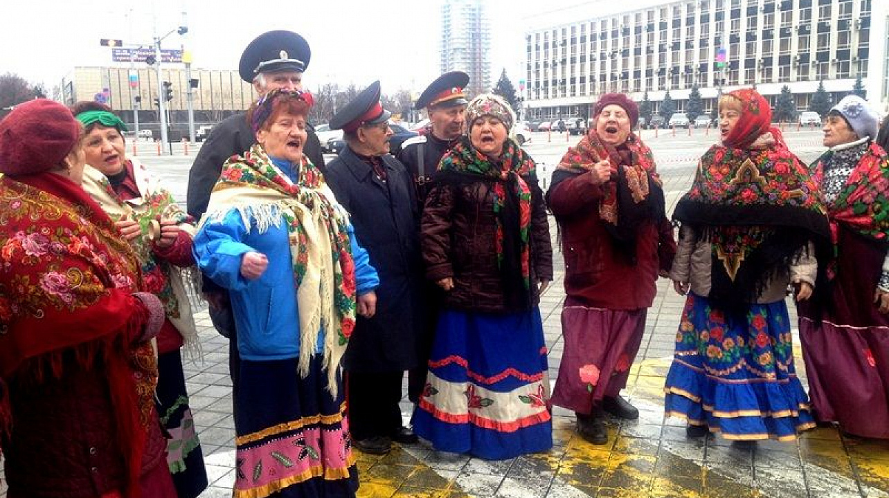 Солисты народного хора "Любаша" радовали посетителей ярмарки казачьими песнями