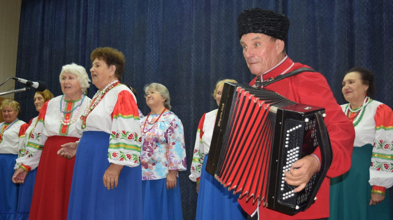 Ансамбль песни «Огонёк» из Елизаветинского СДК дал благотворительный концерт для ветеранов