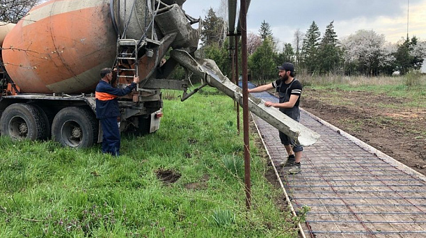 Жители учхоза «Кубань» своими силами построили тротуар